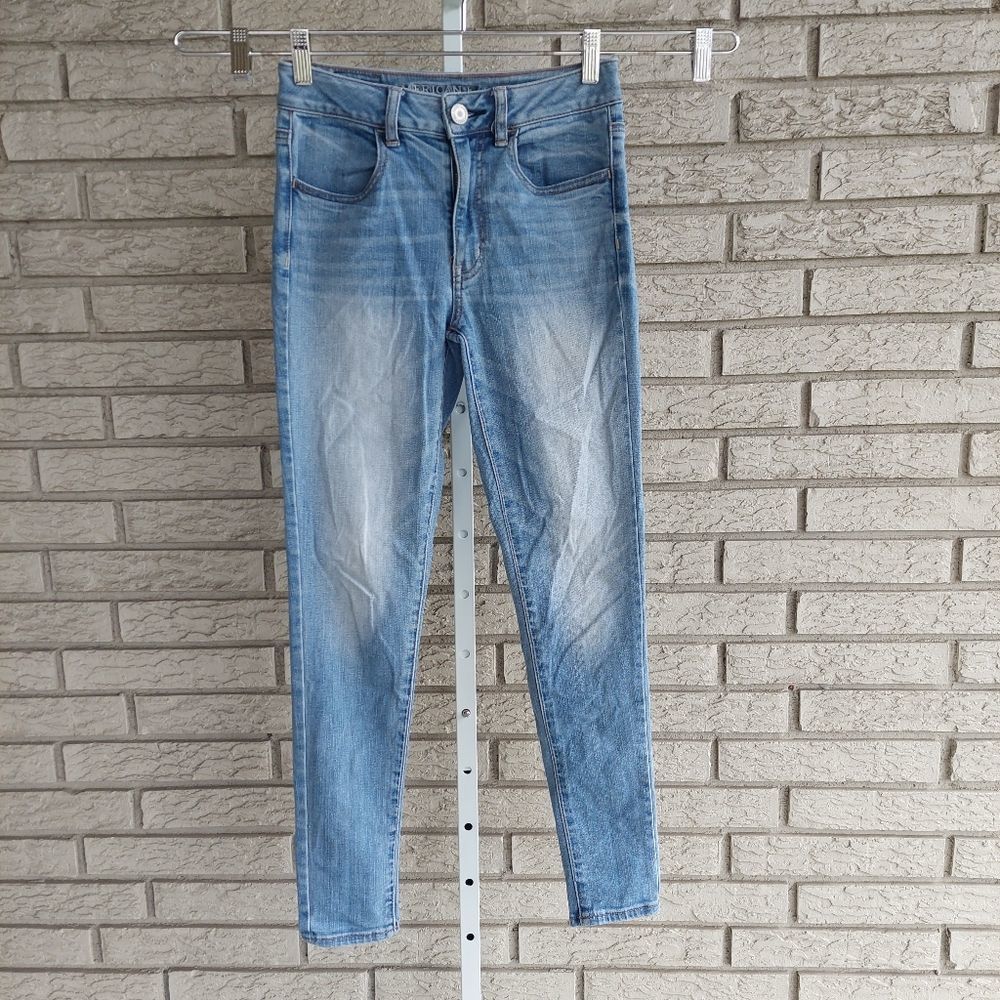 American Eagle Outfitters Light Wash Hi-Rise Jegging Super Stretch 2 EUC - Picture 1 of 8